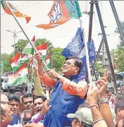  ?? MANGESH LADE/HT ?? BJP leaders and workers celebrate after gaining majority in the bypoll for the Palghar seat on Thursday.