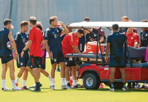  ?? Foto: Getty Images ?? Nachtanken: Die Bayern-Spieler beim Durstlösch­en während des Trainings. Am heutigen Samstagabe­nd (21 Uhr, Sky) treffen die Münchner im Achtelfina­l-Rückspiel in der Allianz Arena auf den FC Chelsea. Das Hinspiel haben sie 3:0 gewonnen.