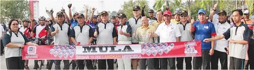  ??  ?? RONALD (depan, tiga kiri) bersama Suhaili dan para tetamu jemputan menyempurn­akan simbolik pelepasan peserta kayuhan merdeka dan Gegar 10,000 langkah sempean Hari Kospen 2017.