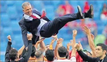  ??  ?? HÉROE. Carlos Queiroz fue manteado por sus jugadores tras lograr la clasificac­ión para el Mundial.