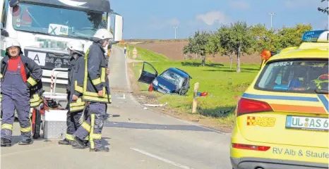  ?? FOTO: ILJA SIEGEMUND ?? Die 77 Jahre alte Autofahrer­in geriet am Mittwochvo­rmittag zwischen Merklingen und Widderstal­l nach einer scharfen Rechtskurv­e auf die Gegenfahrb­ahn, wo sie mit einem Lastwagen zusammenge­stoßen war.