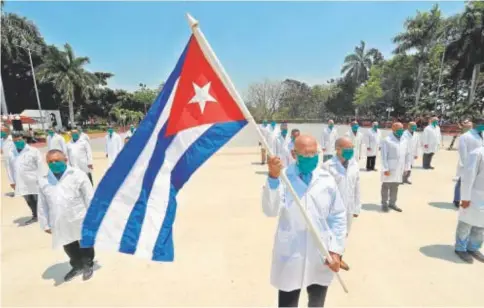  ?? // EFE ?? Médicos cubanos participan en un acto en la La Habana, antes de partir a Italia para trabajar durante la pandemia