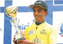  ?? FOTO ARCHIVO ?? Ismael Sánchez exhibe su trofeo de campeón de 2020.