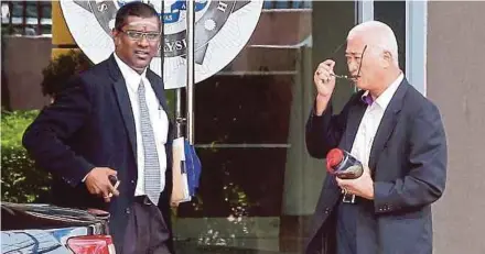  ?? PIC BY DANIAL SAAD ?? Phee Boon Poh (right) and his lawyer, R.S.N. Rayer, at the state MACC office in George Town yesterday.