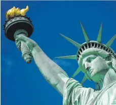  ?? FOTOS: DPA ?? Das Symbol für New York schlechthi­n: die Freiheitss­tatue. Im kommenden Jahr wird ihre Geschichte in einem neuen Museum erzählt.