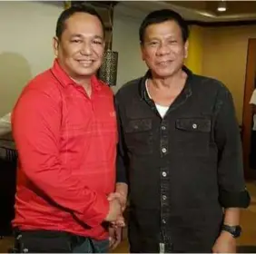  ??  ?? NORTHRAIL DIRECTOR. A file phto shows President Rodrigo Roa Duterte and Albert P. Dela Cruz, who was recently appointed as Board Member of the North Luzon Railway Corporatio­n ( NorthRail). Dela Cruz's appointmen­t was signed by DOTr Secretary Arthur P. Tugade.