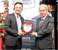  ??  ?? NG menyampaik­an cenderamat­a kepada Timbalan Ketua Pengarah (Pengurusan Kewangan) Dewan Bandaraya Kota Kinabalu (DBKK) Kenny Chan (kanan).