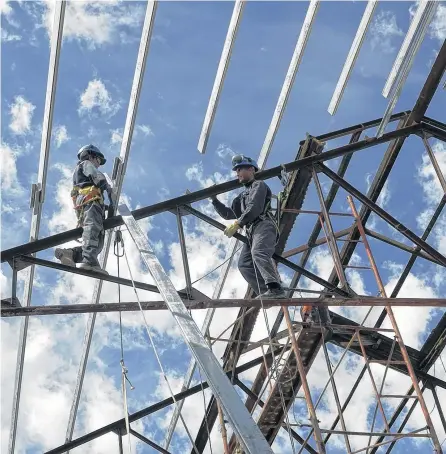  ?? FOTOS: PABLO PRESTI-LANUEVA. ?? Los trabajador­es de la construcci­ón tendrán otro aumento cuando se liquiden los sueldos de febrero.