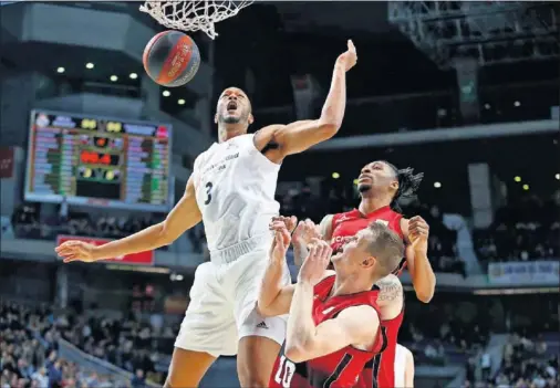  ??  ?? CANASTA GANADORA. Anthony Randolph palmeó en la última décima un tiro de Llull, que tras tocar el aro parecía que iba a entrar.