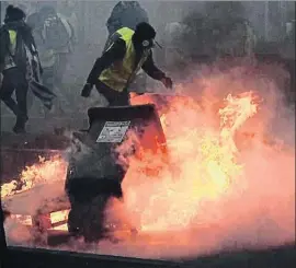  ?? FRED TANNEAU / AFP ?? Los destrozos son cuantiosos tras trece sábados de protestas