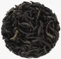  ??  ?? Sopra, le foglie del Da Hong Pao, il più costoso tè del mondo, che vale più dell’oro: 1.300 € al grammo. In alto, il rito del tè