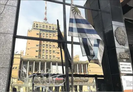  ??  ?? MONTEVIDEO. Los policías eventuales cuidan el Palacio Municipal y dan garantías de seguridad en operativos de fiscalizac­ión y control.