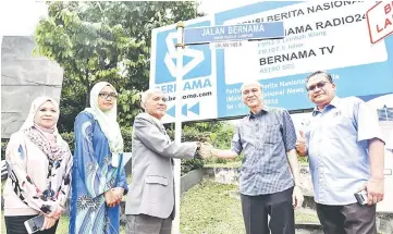  ??  ?? Lee (second right) shakes hands with Azman when visiting Wisma Bernama. — Bernama photo