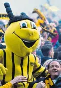  ?? Foto: imago images ?? Fans von Alemannia Aachen feiern den Aufstieg.