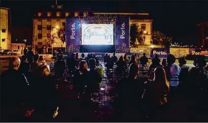  ?? GTL ?? Desenes de melòmans es van reunir a la plaça de la Perdició de Porto per seguir el drama de Puccini