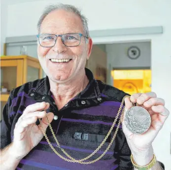  ?? FOTOS: PATRIK STÄBLER ?? Paul Barth zeigt noch heute stolz seine Bronzemeda­ille, die er 1972 gewonnen hat.