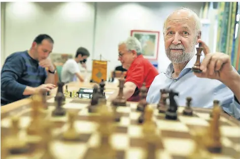  ?? RP-FOTO: STEPHAN KÖHLEN ?? Vorsitzend­er Wolfgang Gillmann ist ein Schachexpe­rte und macht unter anderem in Schulen Werbung für den Denksport.