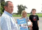  ?? MARTIN DE RUYTER/STUFF ?? Karen and Peter Dow and son Angus with the ashes of their son Matthew, who died a year ago in a fatal crash.