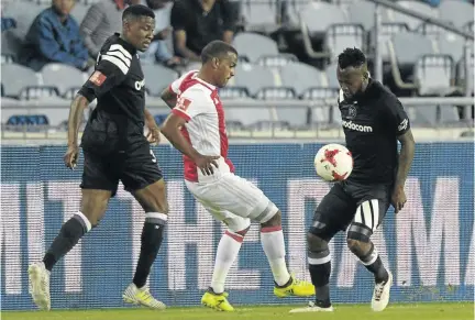  ?? / SYDNEY SESHIBEDI/GALLO IMAGES ?? Ajax Cape Town’s Erwin Isaacs tries to weave his magic in front of Orlando Pirates’ Mpho Makola, right, and Thamsanqa Gabuza, at Orlando Stadium last night.