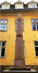  ?? FOTO: LEIF GJERLAND ?? Plassert maksimalt symmetrisk ruver fortsatt bautastein­en som ble reist i 1841 til minne om generalobe­rst Diderich Hegermann.