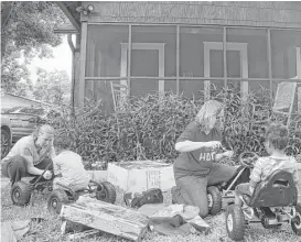  ?? Michael Ciaglo / Houston Chronicle ?? Angela Sugarek and Carol Jeffery welcome their two foster children, brothers ages 3 and 4, back home with presents on Monday. The women wonder whether the separation will have lasting effects on the boys’ ability to love and trust.