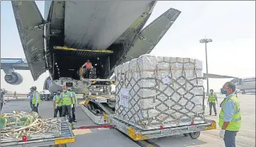  ?? REUTERS ?? Ground staff unload Covid-19 relief supplies from the US at the Indira Gandhi Internatio­nal Airport in New Delhi on Friday.