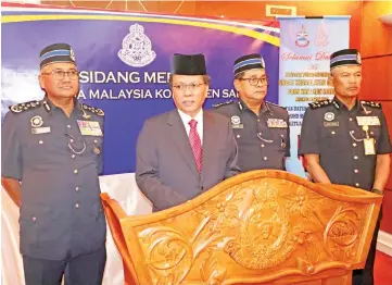  ??  ?? Shafie addressing a press conference after the Royal Malaysian Police national awards ceremony. Also seen are Fuzi (left), Omar (second right) and Abd Rahim.