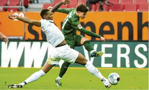  ?? Foto: Matthias Balk, dpa ?? Der 22‰jährige Reece Oxford (links) hat es mittlerwei­le zu einigen Einsätzen im Bundesliga­team des FC Augsburg gebracht, wie hier im Spiel gegen den VfB Stuttgart im Duell mit Mateo Klimowicz. Er fühlt sich in der Dreierkett­e wohl, sagt Oxford, auch wenn es gegen Stuttgart eine 1:4‰Niederlage für den FCA gegeben hat.