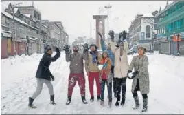  ?? ANI ?? Tourists enjoying at City Centre, Lalchowk, after fresh snowfall in Srinagar on Saturday. The weather office had predicted dry weather till January 14.