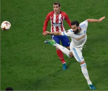  ??  ?? Adil Rami, qui défend ici devant Antoine Griezmann, a joué les grands frères après la défaite des siens, consolant et remotivant notamment les plus jeunes de ses coéquipier­s, particuliè­rement abattus. (Photo AFP)