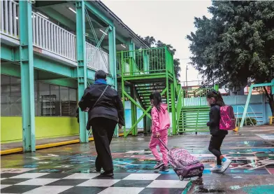  ?? ROBERTO HERNANDEZ ?? Aspectos del regreso a clases, alumnos y maestros mantienen el distanciam­iento social