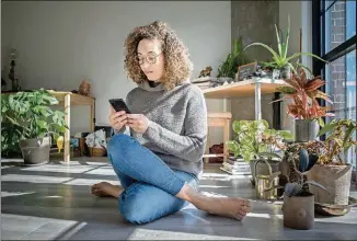  ?? EVELYN HOCKSTEIN FOR THE WASHINGTON POST ?? “I hope as a society we would take this collective breath,” says Maya Oren, who is strategizi­ng how to cut back on her smartphone usage.