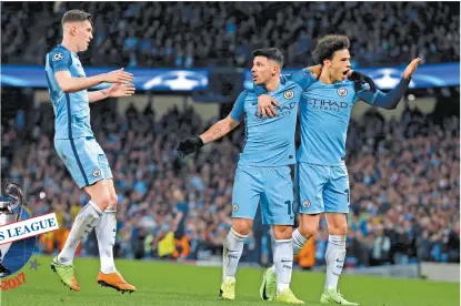  ??  ?? Jugadores del Manchester City celebran uno de los dos goles de Sergio Agüero (c)