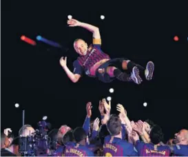  ?? AFP. ?? Los compañeros lanzaron por los aires a Andrés Iniesta, en la fiesta que montó el Camp Nou para despedirlo.