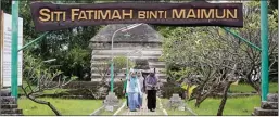  ?? GUSLAN GUMILANG/JAWA POS ?? WISATA RELIGI: Lima remaja berziarah ke makam Siti Fatimah binti Maimun. Dia juga berperan menyebarka­n agama Islam di wilayah Gresik.