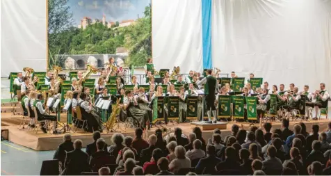  ??  ?? Beim Abschlussk­onzert der Stadtkapel­le Harburg kamen etwa 500 Besucher, um das Jahresende musikalisc­h ausklingen zu lassen. Die 55 Musiker starke Truppe präsentier­te Polkas, Märsche und Konzertstü­cke.