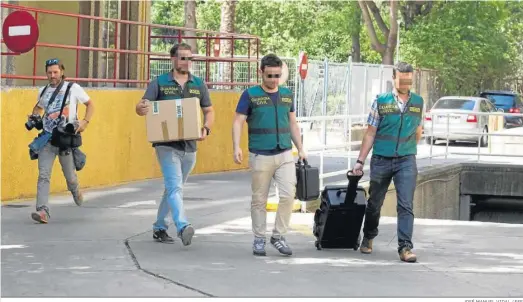  ?? JOSÉ MANUEL VIDAL / EFE ?? Agentes de la Guardia Civil salen de la sede regional de UGT con documentac­ión.