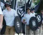  ??  ?? De kenmerkend­e outfit van heel wat extreemrec­htse betogers: beige broek, wit shirt en zwart schild.
FOTO PHOTO NEWS