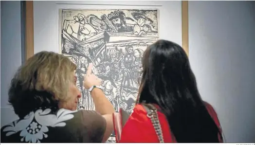  ?? JULIO GONZÁLEZ ?? La concejal de Cultura de Vejer, Francisca Sánchez, observa la pieza ‘David y Bethsabé’, homenaje de Picasso al pintor renacentis­ta Lucas Cranash.