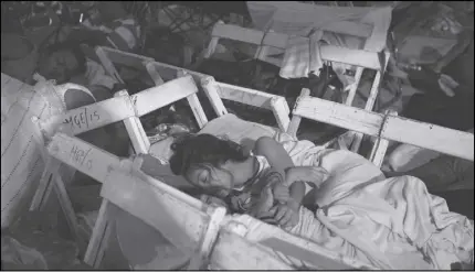  ?? AP PHOTO ?? Residents of a zone heavily damaged by Thursday’s magnitude 8.1 earthquake spend a third night sleeping outside in central Juchitan, Mexico. Mexico’s government is distributi­ng food to jittery survivors of an earthquake while residents have continued...