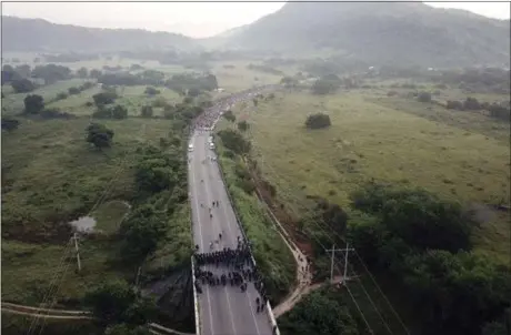  ?? RODRIGO ABD — THE ASSOCIATED PRESS ?? A U.S.-bound group of migrants is blocked Saturday by Mexican federal police outside the town of Arriaga, Mexico, on Saturday.