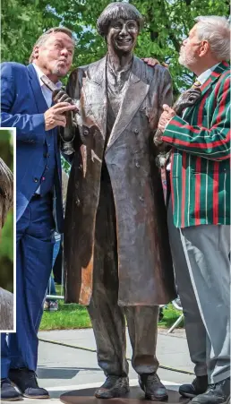  ??  ?? All smiles: Ted Robbins and Chris Foote Wood with the statue