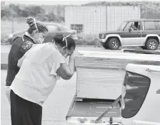  ??  ?? Una mujer llora tras perder a un ser querido a causa del coronaviru­s.