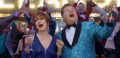  ??  ?? Brindisi Meryl Streep (71 anni) e James Corden (42) in una scena di «The Prom», il musical diretto da Ryan Murphy dall’11 dicembre su Netflix