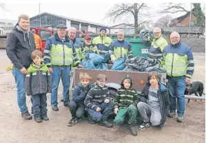  ?? FOTO: HS ?? Der Heimatvere­in Gahlen beteiligte sich mit vielen Helfern am Umwelttag. Um die Mittagszei­t brachten die Sammler den gefundenen Müll zum Bauhof.