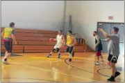  ?? TAWANA ROBERTS — THE NEWS-HERALD ?? Two Geauga Special Olympics basketball teams practice on March 22 at the Metzenbaum Center in Chester Township.