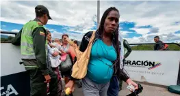  ?? — AFP ?? A Venezuelan pregnant woman crosses the Simon Bolivar internatio­nal bridge from San Antonio del Tachira, Venezuela to Cucuta, Colombia, to deliver her child, on Tuesday. Lack of food and medicine amid political crisis, threaten pregnant women, pushing...