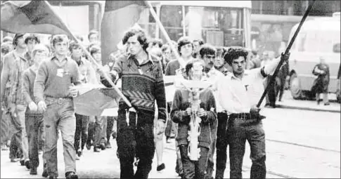  ?? ABC ?? Jóvenes checos durante una protesta en Praga, por la muerte de un compañero, a manos de las tropas de ocupación, en 1968