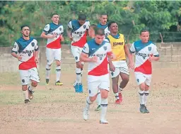  ??  ?? VENTAJA. El París venció por 1-0 en San Manuel al Atlético Pinares.