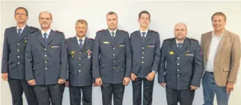  ?? FOTO: PRIVAT ?? Ehrungen und Beförderun­gen bei der Freiwillig­en Feuerwehr Baltringen: (von links) Maik Braun, Werner Seifert, Richard Beck, René Becker, Lukas Braun, Kommandant Reiner Gantner und Bürgermeis­ter Robert Hochdorfer.